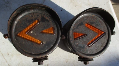 ACCESSORY TRUCK FENDER MOUNT HOODED GLASS TURN ARROW LIGHTS - Image 1 of 4