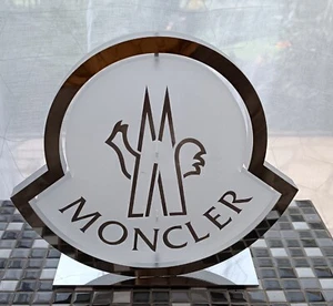 Grand Logo Moncler - Plexiglass et Inox - Picture 1 of 9