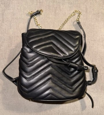 Elegante mini mochila Forever 21 imitación cuero negro con correas de cadena dorada Foto 1 de 3