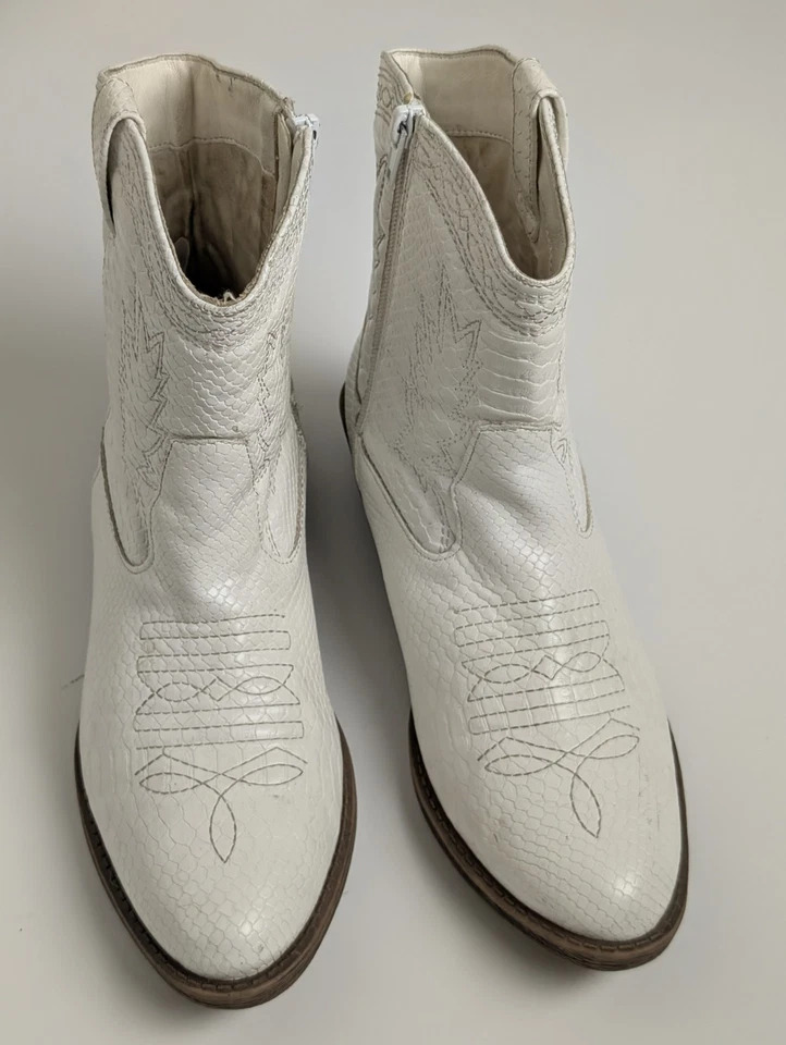 Free People Women’s White Western Cowboy Boots Size 8M Snakeskin Style - Image 1 of 4