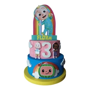 " Torta Scenografica Cocomelon Arcobaleno" Decorazione Compleanno Personalizzata - Foto 1 di 1