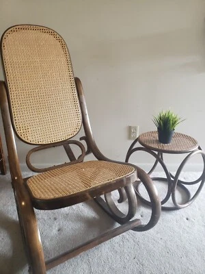 Juego balancín y mesa auxiliar/taburete de pie estilo tonet de madera curvada vintage Foto 1 de 4