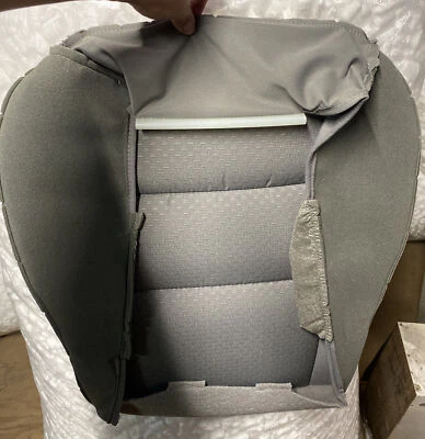 Cubierta inferior de cojín de asiento delantero izquierdo Saturn GM OEM 05-07 15872437 NUEVO DE STOCK gris Foto 1 de 2