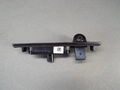 Câmera de backup com botão de liberação da tampa do porta-malas Tesla Model 3 - Imagem 1 de 4