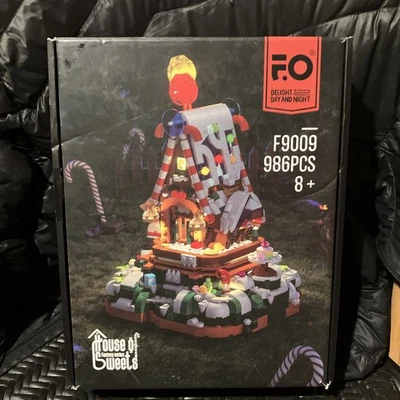 FUNWHOLE House Of Sweets Bricks Model Set  - Brand New 986 Pieces - Image 1 of 4