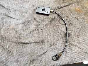 1996 SUZUKI KATANA GSX 750 F GSX750F Seat Release Cable Lock Release Bracket - Picture 1 of 7