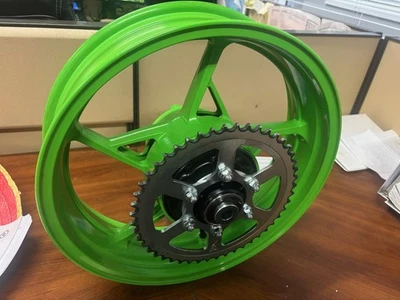 23-2025 KAWASAKI NINJA ZX4R ZX4-RR OEM RUEDA TRASERA RUEDA PIÑÓN VERDE Foto 1 de 4