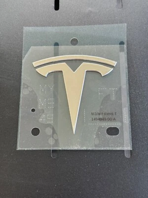 НОВЫЙ OEM TESLA МОДЕЛЬ 3 Y ПЕРЕДНИЙ КАПОТ ЛОГОТИП ЗНАЧОК ЭМБЛЕМА OEM 1494949-00-A - Изображение 1 из 2