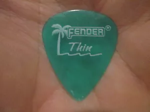 25 PÚAS DE GUITARRA FENDER - CALIFERIA TRANSPARENTE TIPO 351 EN VERDE SURF - DELGADA - Imagen 1 de 3