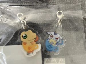 Digimon Animate Cafe Agumon Gabumon Acryl Schlüsselanhänger Anhänger Brandneu US-Verkäufer - Bild 1 von 2