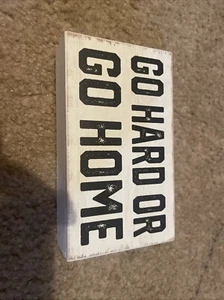 Weißes Schild "Go Hard Or Go Home" mit schwarzem Schriftzug - Bild 1 von 2