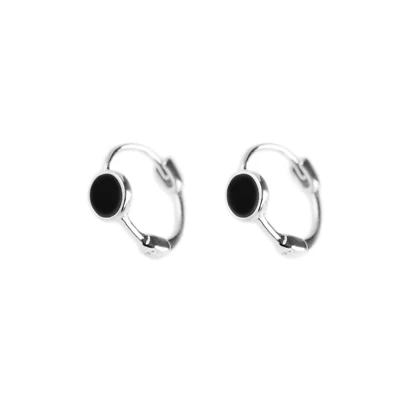 Pendientes Huggie con bisagras de punto esmaltado negro aro de 8 mm de rodio en plata de ley Foto 1 de 4