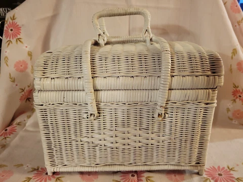 Vintage White Wicker Footed Picnic Sewing Basket With Hinged Lid Handles T9 Cover