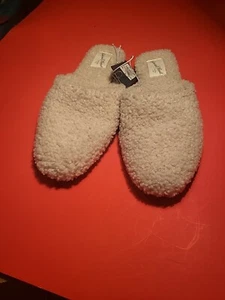 Universal Thread Goods Co Bev Flat Slip On Shoes Color Cream Fur Size 9 NWOB - Picture 1 of 7