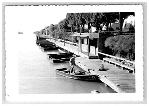Foto anni 50 fiume pesca molo Texaco insegna gas Jon Boats auto istantanea vintage - Foto 1 di 6