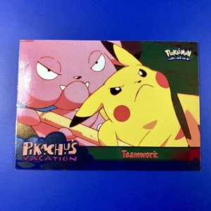 Pokemon Topps Pikachus Vacation Holo 54 Edición Película “Trabajo en Equipo” Logo Azul - Casi Nuevo - Imagen 1 de 5