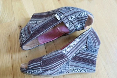 Toms Sz 7 Peep Toe Fabric Wedge Heels Stripe Gray Maroon Aztec Tribal Print - Image 1 of 4