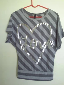 Camisa Top Pequeña Caramelo Gris Lluvia Rayas Love Heart Manga Ala de Murciélago Talla S - Imagen 1 de 2