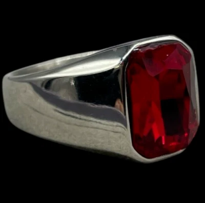 ANELLO CRISTALLO BRILLANTE ROSSO AL CENTRO MONTATURA A FASCIA COLOR ARGENTO UOMO - Immagine 1 di 4