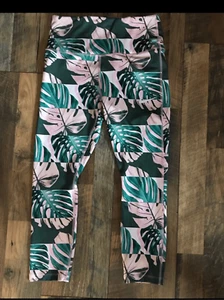 Nike Dri Fit Gr. M Leggings Yoga Capri Hose grün Blatt bunt innen zu binden (B - Bild 1 von 5