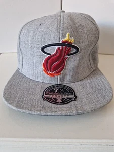 NBA Miami Heat Clásico Snapback Gris Sombrero Mitchell And Ness Talla 7/14 Ajuste Clásico - Imagen 1 de 6