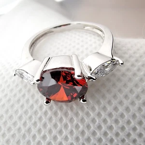 Roter Granat runder Solitärring (simuliert 2 Diamant-Akzent) Silberring Größe 7. NEU! - Bild 1 von 8
