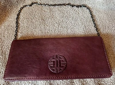 Bolso sin asas de cuero borgoña Antonio Melani bolso de noche con asa de cadena Foto 1 de 4