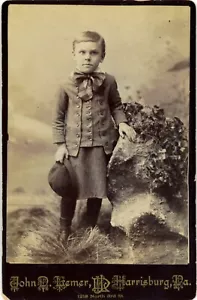 Cartolina armadio John D. Lemer; Harrisburg, Pennsylvania; bambino in gonna WU-D9-0090 - Foto 1 di 1