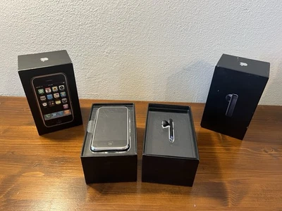 Apple iPhone 1st Generation 2G 8GB Matching Box And Apple Headset 2007 - Immagine 1 di 4