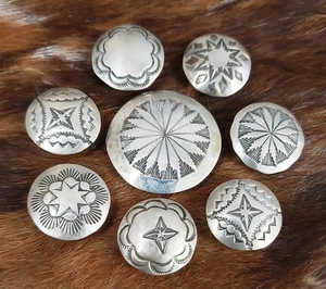 Menge acht 8 Sterlingsilber gemischt gewölbt Concho Indianer Knopfabdeckungen - Bild 1 von 6