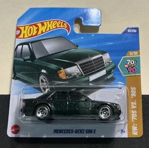 Tarjeta internacional Hot Wheels verde Mercedes Benz 500 E HW 2025 años 70 vs 90 3/10 52/250 - Imagen 1 de 2