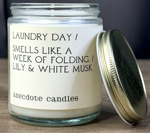 Velas Anécdota Día de Lavandería Coco Soja Cera Tarro Vela Lirio Almizcle Blanco 7.8oz - Imagen 1 de 5