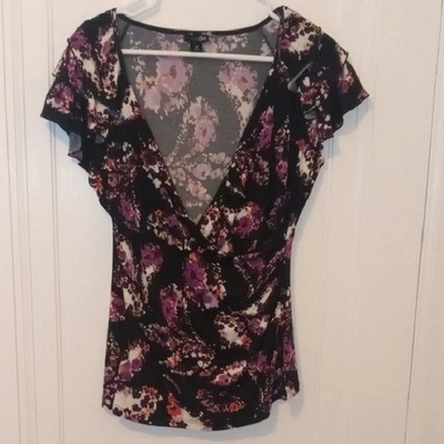 mujer med manga corta plunge delantero negro con diseño de flores blanco morado Foto 1 de 2