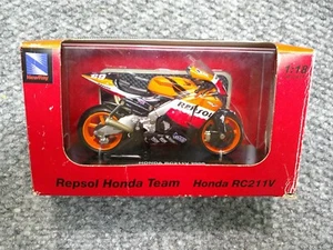 REPSOL HONDA TEAM RC211V New Ray Toys 1:18 scale motorcycle - Picture 1 of 7