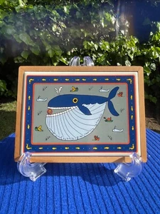 Vintage 1980er Whopper Wal Fliese von Taylor & Ng Holz gerahmt Untersetzer Wandbehang - Bild 1 von 3