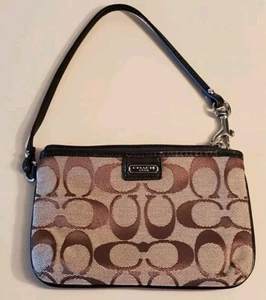 Coach Logo Geldbörse mit Lederriemen und Reißverschluss. 6"×4" braun mit Coach Logos - Bild 1 von 16
