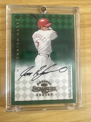 Serie Signature 1998 - Autógrafos Iván Rodríguez Millennium Marks/1000 (AU) Foto 1 de 3