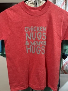 Custom "Chicken Nugs And Mama Hugs" Jugend Shirt Farbe ist rot/grau - NEU - Bild 1 von 3