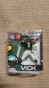 MCFARLANE NFL SERIES 28 EAGLES QB MICHAEL VICK BLACK VARIANT FIGUR #245/500 - Bild 1 von 6