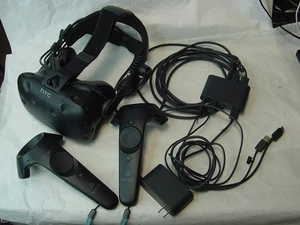 HTC VIVE VR VIRTUAL REALITY HEADSET WITH LINKBOX & CONTROLLERS - Picture 1 of 5