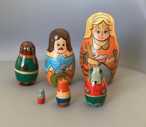 Traditionelles Set mit sechs bemalten Holzpuppen. - Bild 1 von 2