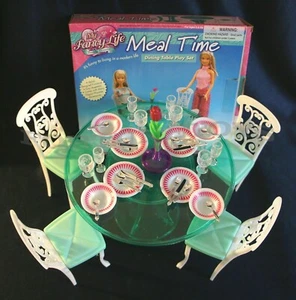 FANCY LIFE CASA DE MUÑECAS Barbie Talla MUEBLES Hora de Comida 4 Sillas Mesa de Comedor Juego - Imagen 1 de 1