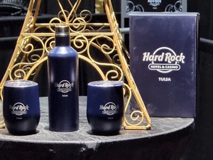 Juego de vasos y vino de acero inoxidable Hard Rock Hotel Casino Tulsa azul, aislado - Imagen 1 de 2