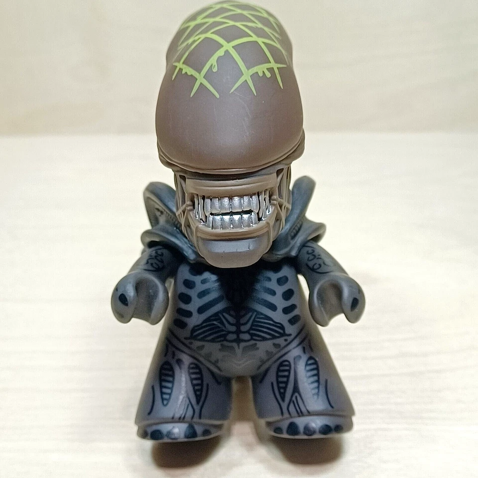 Titans Vinyl Figure Alien VS Predator AVP   4 1/2 in Tall - Image 1 of 4