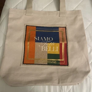 Offizielle Bloomingdal's 2024 Siamo Tutti Belli Canvas Tasche Beuteltasche - Bild 1 von 4