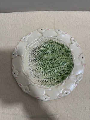 Plato de madera vintage con conejos blancos y diseño de hoja de helecho verde - borde de conejo Foto 1 de 2