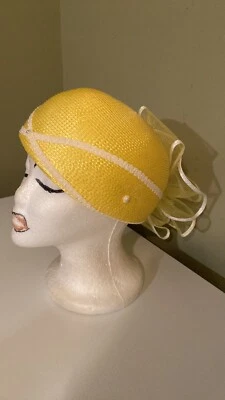 Sombrero de vestir de iglesia amarillo y blanco realmente lindo  Foto 1 de 4