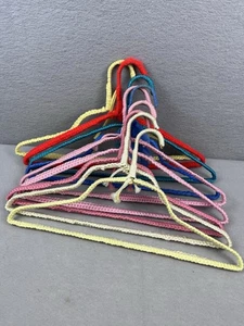 Vintage Paket 9 handgehäkelte rote mehrfarbige Kleiderbügel mit Garnbezug - Bild 1 von 3