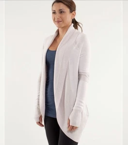 Lululemon Gr. 4 Transformation Wickel Kaschmirmischung meliert dunkelweiß Strickjacke - Bild 1 von 12