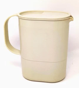 Tupperware #1529 Slim Line Krug Saftkanne mit Deckel 1 Quart Mandel - Bild 1 von 4